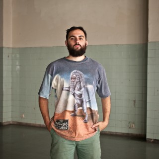 Ο Ben Wolf Noam φτιάχνει τη δική του Αθήνα μέσα από χρυσά φύλλα ελιάς και λάσπη