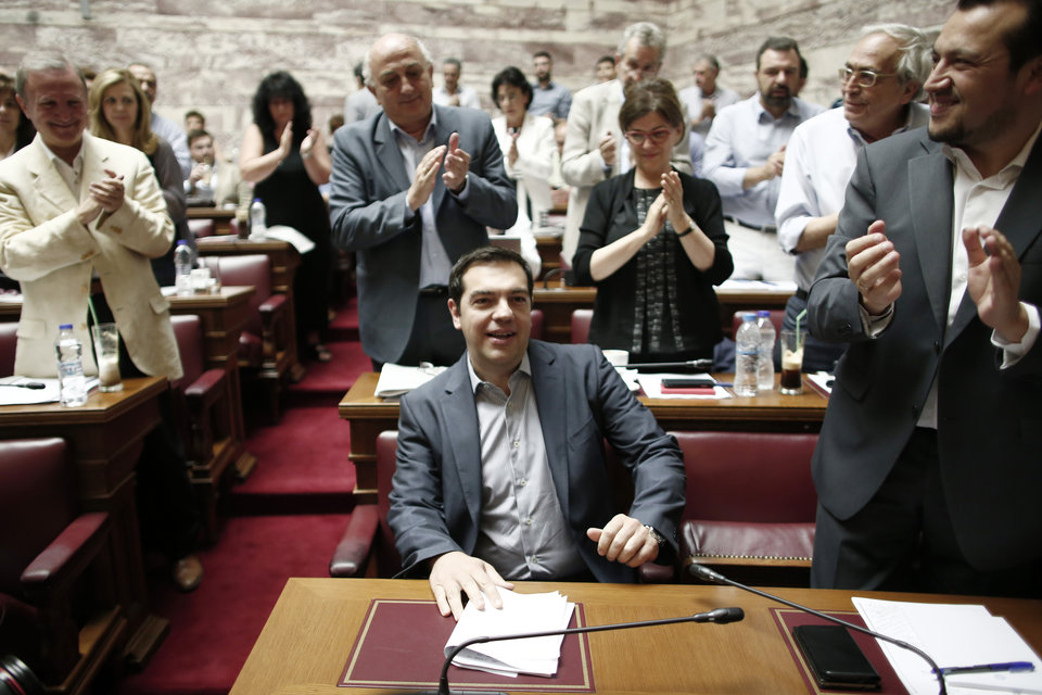 Ο Έλληνας πρωθυπουργός, Αλέξης Τσίπρας, δέχεται το χειροκρότημα της κοινοβουλευτικής ομάδας του ΣΥΡΙΖΑ. 10 Ιουλίου 2015.