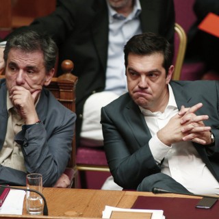 Αγκαλίτσες, μνημόνια και φιλάκια: Μια κρίσιμη μέρα στη Βουλή