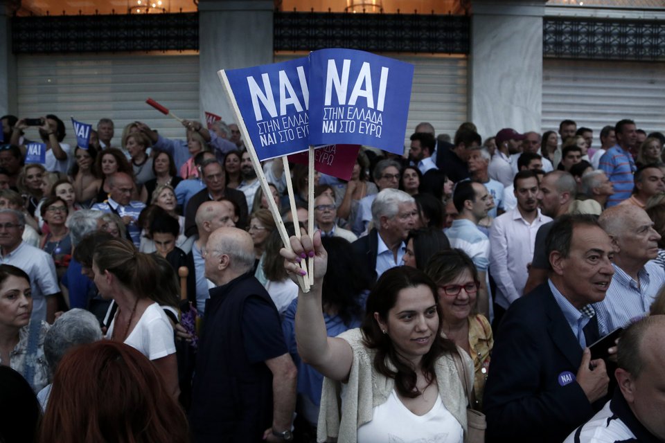 Υποστηρίκτρια του «ΝΑΙ» στο Σύνταγμα. 30/6.
