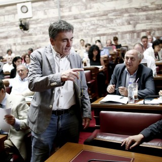 Ευκλείδης Τσακαλώτος: «Η Μέρκελ δεν μας αφήνει να βάλουμε στο γήπεδο ούτε τον Νειμάρ ούτε τον Μέσι, ούτε τον Σουάρες»