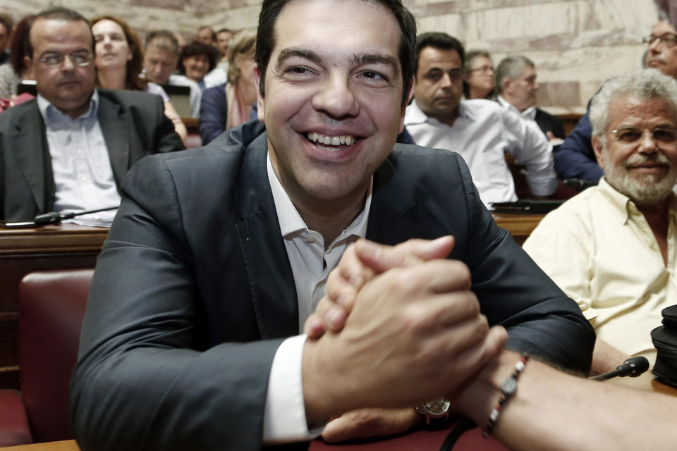 Οι δύσκολες ώρες για τη χώρα και τι κόμμα δεν κόβουν το χαμόγελο από τα χείλη του πρωθυπουργού. Ο Αλέξης Τσίπρας στη χθεσινή συνεδρίαση της κοινοβουλεΥτικής ομάδας του ΣΥΡΙΖΑ.