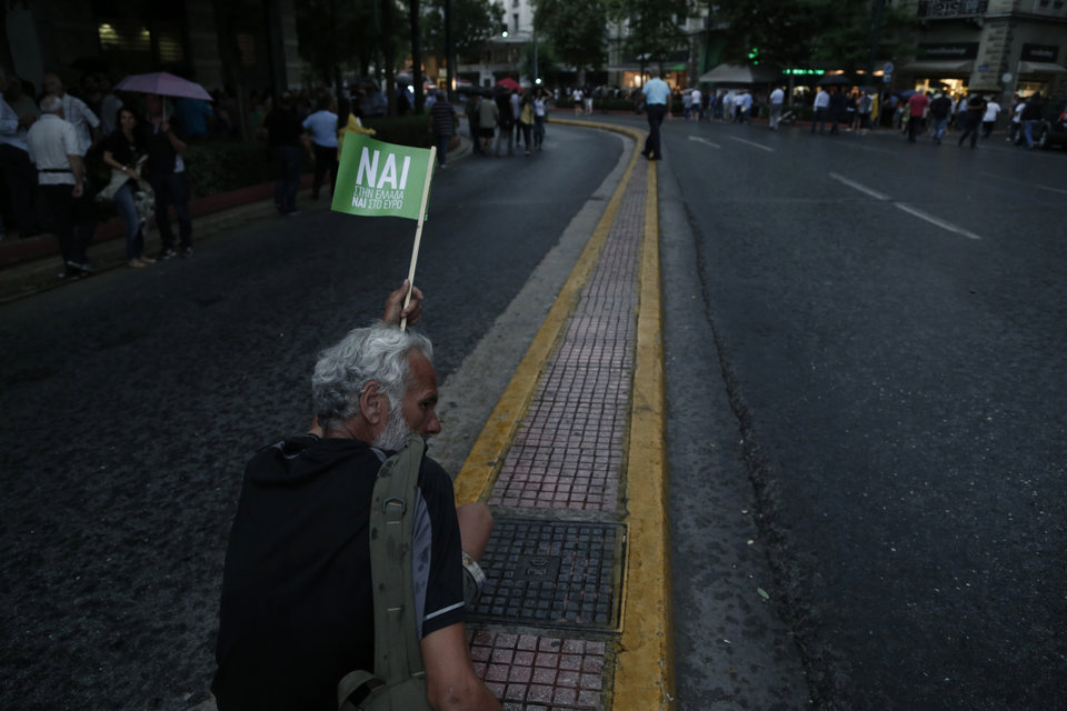 Πολλοί ήταν οι ψηφοφόροι του «ΝΑΙ», που διαφωνούσαν με τα μέτρα λιτότητας που εφαρμόστηκαν τα τελευταία χρόνια. Αυτό που κυριαρχούσε στα λόγια τους ήταν ο φόβος μήπως το «ΟΧΙ» στην πρόταση των δανειστών συνδυαστεί με το «ΟΧΙ» στην Ευρωζώνη και την Ευρωπαϊκή Ένωση.