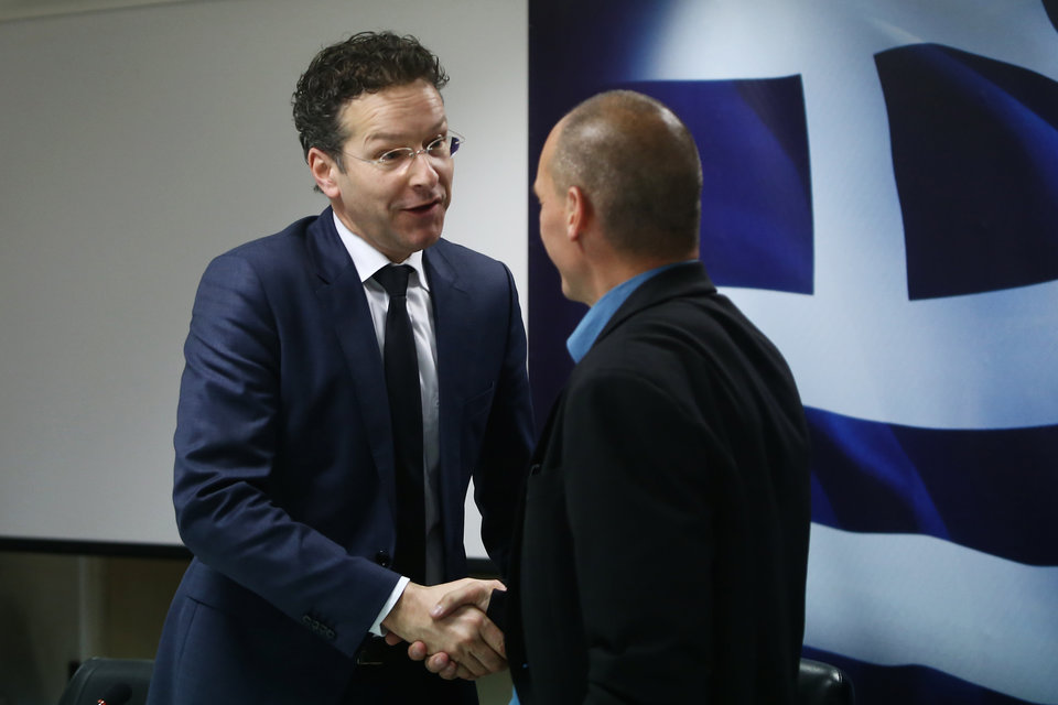 Η περιβόητη χειραψία από την πρώτη συνάντηση μεταξύ του επικεφαλής του Eurogroup, Γερούν Ντάισελμπλουμ, και του Έλληνα Υπουργού Οικονομικών Γιάνη Βαρουφάκη. Μετά το «διέλυσες την Τρόικα» του πρώτου και το «Ουάου» του δεύτερου, οι σχέσεις μεταξύ των δύο ανδρών υπήρξαν τουλάχιστον κακές, με αποκορύφωμα τον αποκλεισμό του Υπουργού Οικονομικών από τη συνεδρίαση του Eurogroup. Δεν είναι τυχαίο ότι ο Γιάνης Βαρουφάκης δεν αναφέρει ούτε μία φορά το όνομα του Γερούν Ντάισελμπλουμ στη συνέντευξή του στον Newstatesman.