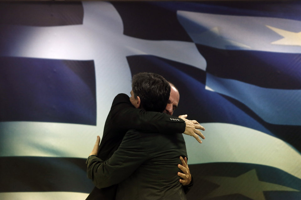 Ο Γιάνης Βαρουφάκης δίνει τα ηνία του Υπουργείου Οικονομικών στον Ευκλείδη Τσακαλώτο, που καλείται να φέρει σε πέρας το έργο της επίτευξης άμεσης συμφωνίας με τους εταίρους. Όλα αυτά μία μέρα μετά το δημοψήφισμα και το «ΟΧΙ» του ελληνικού λαού. 6 Ιουλίου 2015.