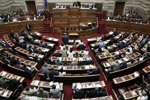 Με 251 «ΝΑΙ» ψηφίστηκε στην Ολομέλεια η ελληνική πρόταση