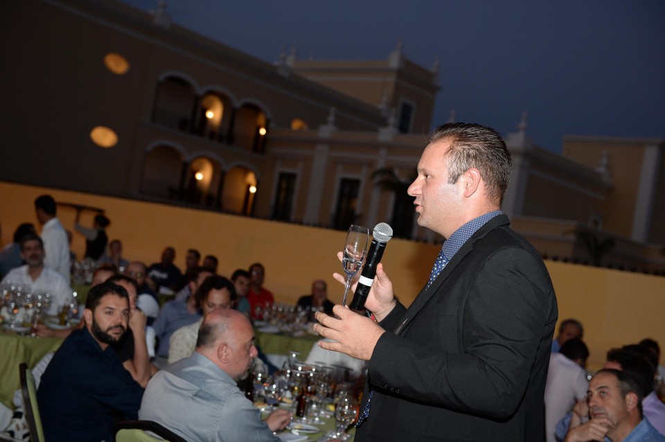 Ο Mark Bayardo επί τω έργω.