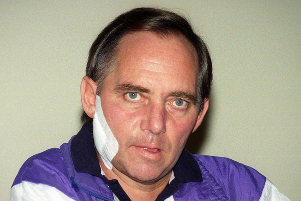 Ο 48χρονος Βόλφγκανγκ Σόιμπλε μετά την απόπειρα δολοφονίας εναντίον του. Ο Ντίτερ Κάουφμαν, που επιχείρησε να δολοφονήσει τον τότε Υπουργό Εσωτερικών, συνελήφθη και έκτισε την ποινή του σε κλινική, καθώς θεωρήθηκε πνευματικά διαταραγμένος. Αφέθηκε ελεύθερος το 2004.