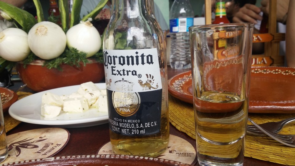 Διάλειμμα για τον παραδοσιακό συνδυασμό. Κίτρινη τεκίλα (Reposado) με μπίρα.