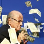 Ο κωμικός Λι Νέλσον διέκοψε με επεισοδιακό τρόπο τη συνέντευξη τύπου του Σεπ Μπλάτερ (ΒΙΝΤΕΟ)