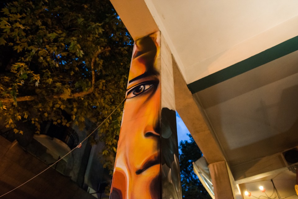 Πίσω από το ασπρόμαυρο  graffiti με τη Γυναίκα, το αντίστοιχο με τον Άντρα.