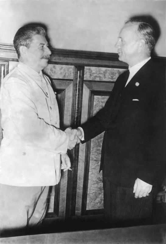 O ηγέτης της ΕΣΣΔ, Ιωσήφ Στάλιν, και ο Υπουργός εξωτερικών της ναζιστικής Γερμανίας, Γιόαχιμ Ρίμπεντροπ, μετά την υπογραφή του συμφώνου μη επίθεσης. Σύμφωνα με ένα μυστικό έγγραφο, η Φινλανδία περνούσε στη σφαίρα επιρροής της Σοβιετικής Ένωσης.