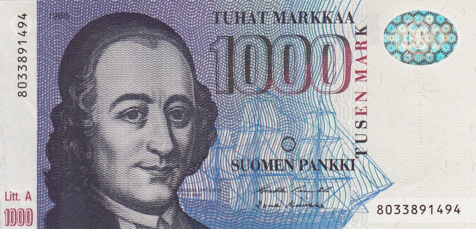 Μιας και οι Φινλανδοί θέλουν να επιστρέψουμε στη δραχμή, ας μιλήσουμε για το φινλανδικό μάρκο, το νόμισμα της Φινλανδίας πριν την ένταξη της χώρας στην Ευρωζώνη. Το παραπάνω χαρτονόμισμα αποτελεί το «χιλιάρικο» της Φινλανδίας, όπου απεικονίζεται ο Άντερς Χιντένιους, ιερέας, φιλόσοφος και θεωρητικός του πολιτικού και οικονομικού φιλελευθερισμού.
