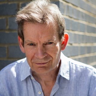 Γκράχαμ Σουίφτ: «Στόχος των Ευρωπαίων είναι η ανατροπή του Τσίπρα»