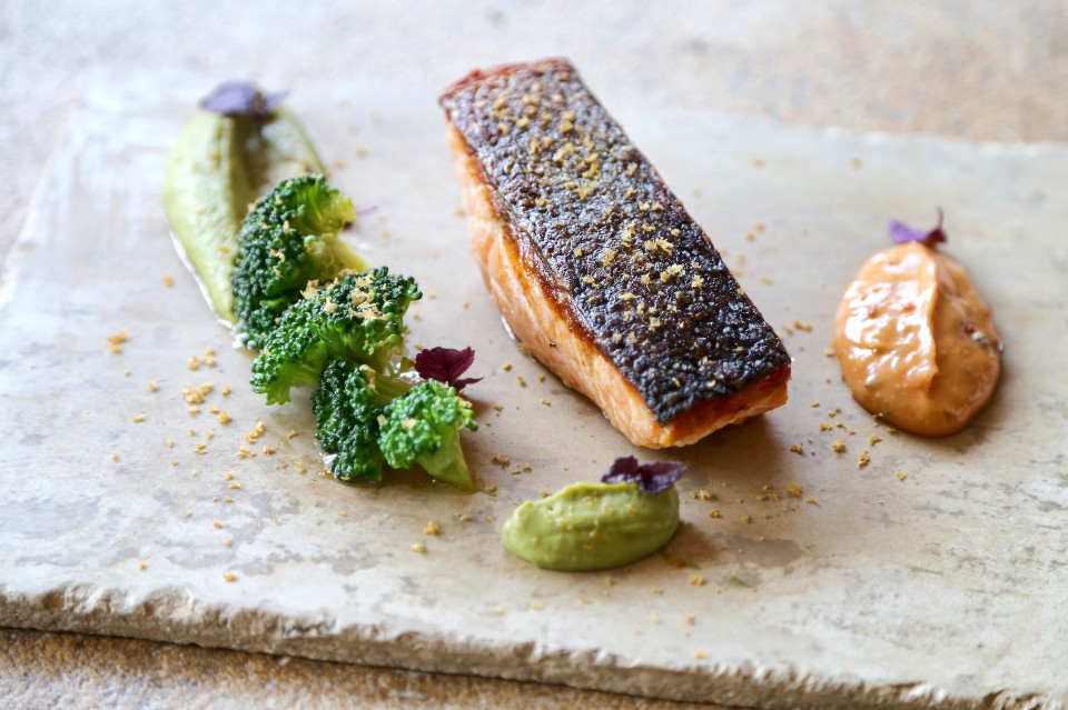 Σολωμός με μπρόκολο ποσέ- τριμμένο αυγοτάραχο και σάλτσα Hollandaise με ντομάτα 