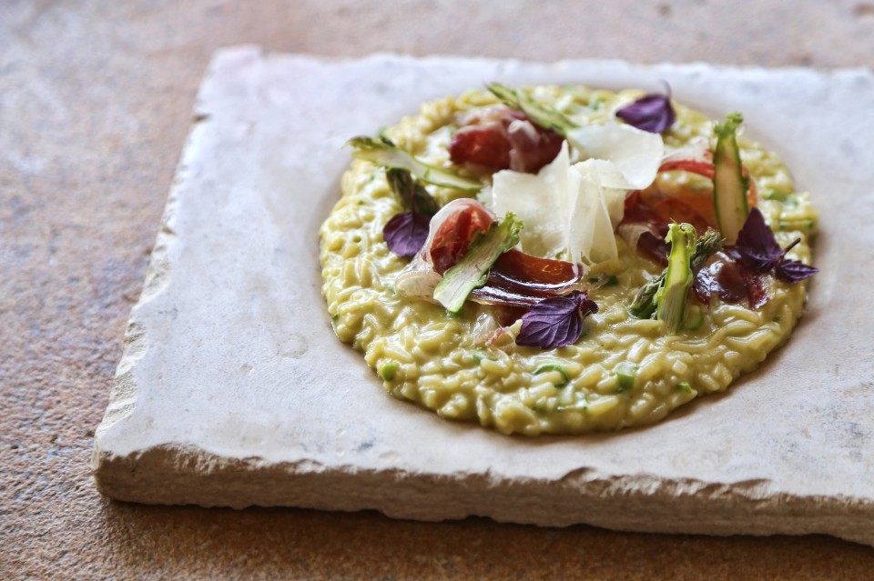 Κριθαρότο με σπαράγγια, jamon bellota και flakes παρμεζάνας 