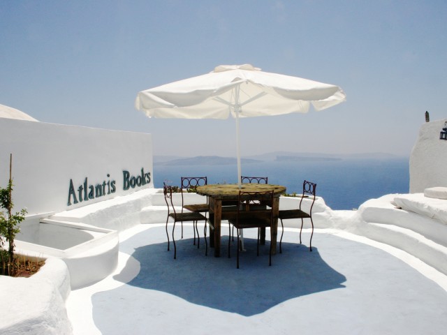 Αν βρεθείς στη Σαντορίνη, πάρε ένα βιβλίο από το Atlantis, το ωραιότερο βιβλιοπωλείο του κόσμου