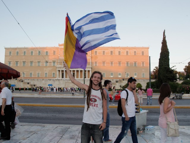 Στο Σύνταγμα χόρεψαν μέχρι και τσάμικο