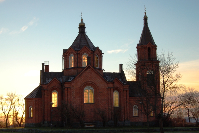 Κοινό στοιχείο μεταξύ Ελλήνων και Φινλανδών είναι η παρουσία της ορθόδοξης χριστιανικής πίστης. Η παρουσία των Ρώσων στην Φινλανδία οδήγησε στη διάδοση της Ορθοδοξίας στη χώρα.    Από το 1923 έχει αναγνωριστεί η αυτονομία της Φινλανδικής Ορθόδοξης Εκκλησίας, της οποίας η λειτουργία έχει αναγνωριστεί νομικά, πλάι στην Ευαγγελική-Λουθηρανική Εκκλησία της Φινλανδίας. Πριν το 1923, αποτελούσε ανήκε στην ρωσική ορθόδοξη Εκκλησία. Ανάμεσα στις επίσημες γλώσσες της Φινλανδικής Ορθόδοξης Εκκλησίας αναγνωρίζονται και τα ελληνικά. Οι ορθόδοξοι στην Φινλανδία υπολογίζονται σε 60.000, δηλαδή στο 1,1% του φινλανδικού πληθυσμού. Το 73% (4 εκατομμύρια) των Φινλανδών είναι προτεστάντες, με το 23% του πληθυσμού να δηλώνει άθεο. Εικόνα: Η ορθόδοξη εκκλησία του Αγίου Νικολάου στη Βάαζα της Φινλανδίας.