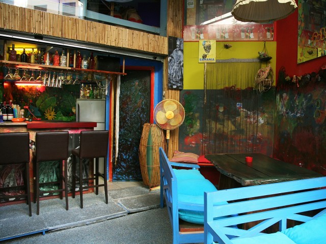 Ένα τροπικό beach bar στις παρυφές της Πλάκας