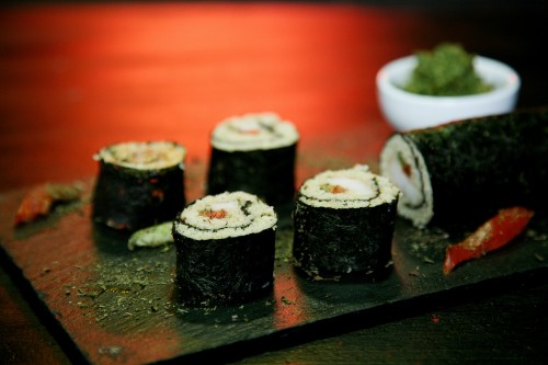 Οι λάτρεις του σούσι προειδοποιούνται για τον κίνδυνο από την κατάποση παρασίτων από ωμό ψάρι