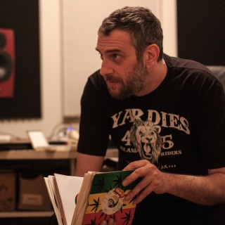 O Blend Mishkin κλείνει τα μάτια και ταξιδεύει στη Τζαμάικα των 60s