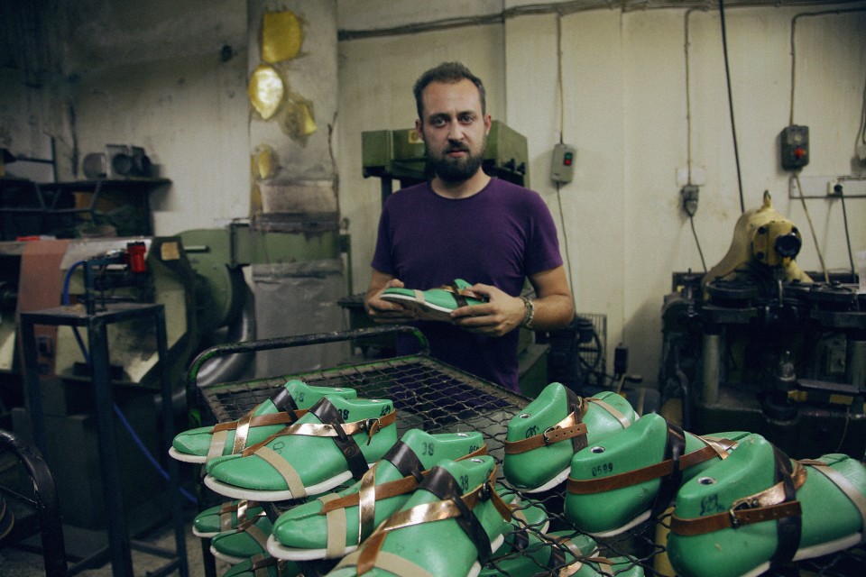 Ο Δημήτρης είναι η «νέα γενιά» πίσω από τη βιοτεχνία χειροποίητων παπουτσιών.