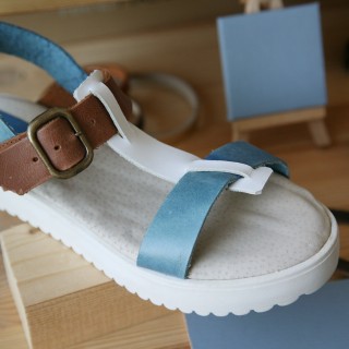 Σε ένα υπόγειο στον Άγιο Ελευθέριο φτιάχνονται τα πιο άνετα χειροποίητα σανδάλια