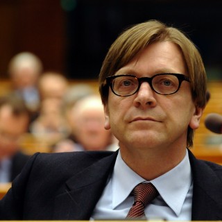 Ο Guy Verhofstadt τοποθετείται με κείμενο στα ελληνικά
