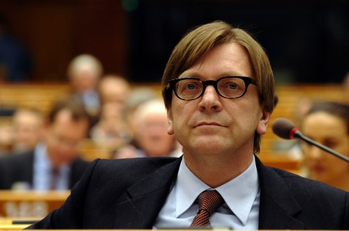 Ο Guy Verhofstadt τοποθετείται με κείμενο στα ελληνικά
