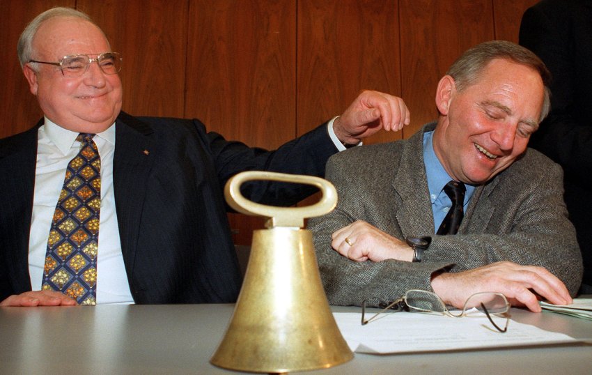 Χέλμουτ Κολ και Βόλφγκανγκ Σόιμπλε. Ο Σόιμπλε αποτέλεσε δελφίνο του Κολ, μέχρι το ξέσπασμα του σκανδάλου που ενέπλεξε τον πάλαι ποτέ αδιαμφισβήτητο ηγέτη των Χριστιανοδημοκρατών. Ο Κολ δεν συγχώρεσε στον Σόιμπλε το άδεισμα που του έκανε η Ανατολικογερμανίδα Μέρκελ. Ο Σόιμπλε έχασε την εύνοια του πολιτικού μέντορά του και λίγους μήνες αργότερα, ένα σκάνδαλο τον ανάγκασε να παραιτηθεί. Ήταν η αρχή της εποχής Μέρκελ, στην οποία ο Σόιμπλε θα έπρεπε να περιοριστεί στη θέση νούμερο δύο του Χριστιανοδημοκρατικού Κόμματος.