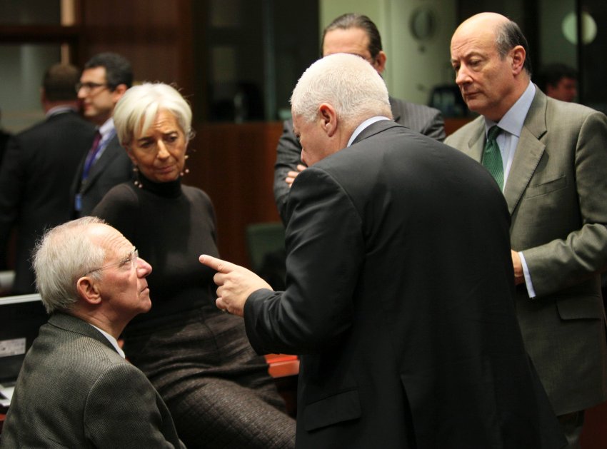 Ο Βόλφγκανγκ Σόιμπλε σε συνεδρίαση του Eurogroup το 2010. Όπως είπε κάποτε σε συνέντευξή του στο SPIEGEL, «το να περιορίζεσαι σε ένα καροτσάκι δεν αποτελεί πρόβλημα για τη δουλειά. Ακόμη και τα ταξίδια είναι σχετικά εύκολα για εμένα, γιατί απλώς με ανεβάζουν και με κατεβάζουν από το αεροπλάνο». Το μόνο μειονέκτημα είναι ότι οι ομόλογοί του πρέπει να πάνε κοντά του για να μιλήσουν και όχι εκείνος. «Ελπίζω ότι καταλαβαίνουν πως αυτό δεν έχει να κάνει με κανενός είδους αλαζονεία», ανέφερε στην ίδια συνέντευξη ο Σόιμπλε.