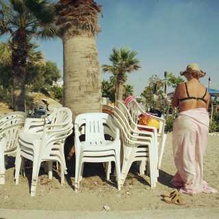 Η πλαστική καρέκλα που όλοι αγαπάμε να μισούμε είναι το έμβλημα του ελληνικού καλοκαιριού