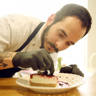 Ένας 25χρόνος που δεν είναι γλυκατζής φτιάχνει τα πιο ωραία σπιτικά γλυκά του Κέντρου