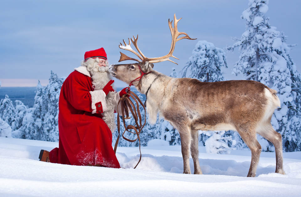 Αν και τη σύλληψη της ιδέας του Άι-Βασίλη διεκδικούν πολλές ευρωπαϊκές παραδόσεις, είναι αναμφισβήτητο ότι το χωριό του είναι στη Λαπωνία της Φινλανδίας.