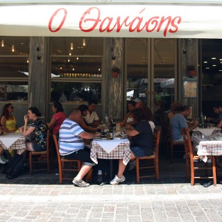 Κεμπάπ και συμπάθεια με τουρίστες στο Μοναστηράκι