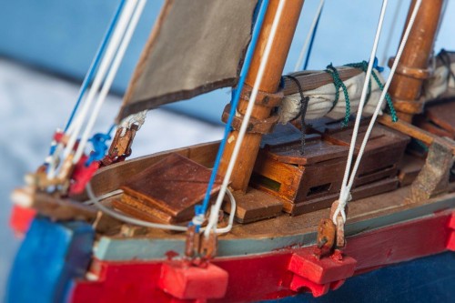 Μια έκθεση με πολύχρωμα πλοία-γλυπτά εγκαινιάζεται στην αίθουσα τέχνης «Τεχνοχώρος»