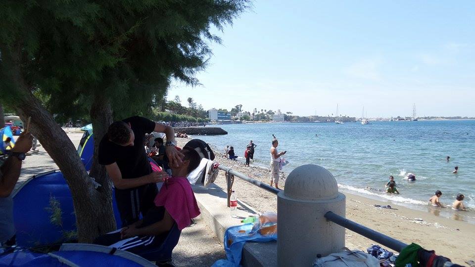 Οι παραλίες είναι κατακλυσμένες από πρόσφυγες που ψάχνουν μια «ανάσα» δροσιάς.