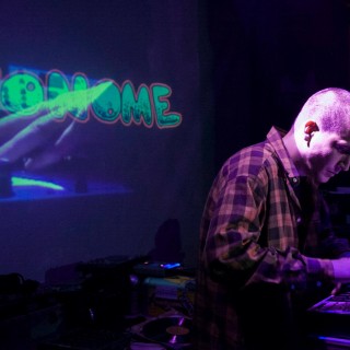 Donkeyfest στην Τήνο: Ένα νέο μουσικό φεστιβάλ με σήμα μια αστεία γαϊδούρα, την Ρωξάνη.