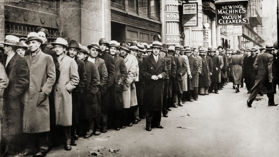Χιλιάδες άνεργοι Νεοϋρκέζοι περιμένουν στην ουρά, έξω από κρατικό γραφείο εύρεσης εργασίας, το 1933, την περίοδο της «Μεγάλης Ύφεσης» του 1929.