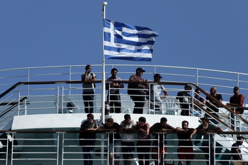 Εκατοντάδες αιτούντες άσυλο αναχωρούν από τα νησιά του ανατολικού Αιγαίου