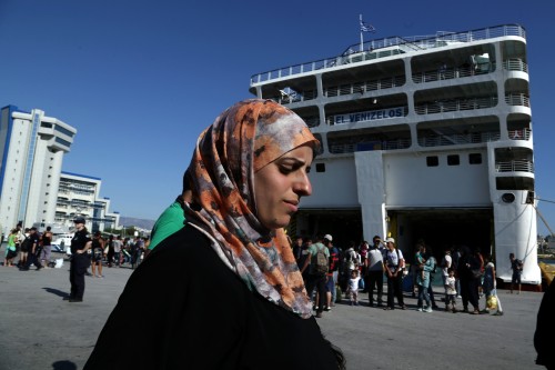 Πρόσφυγες αρνούνται να μετακινηθούν από το λιμάνι του Πειραιά