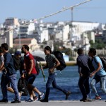 Άκαρπες, για δεύτερη ημέρα, οι προσπάθειες μεταφοράς μεταναστών και προσφύγων από το λιμάνι του Πειραιά σε δομές φιλοξενίας