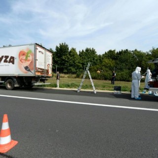 Περισσότερα από 20 πτώματα προσφύγων βρέθηκαν σε φορτηγό στην Αυστρία