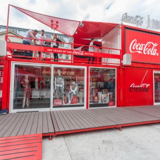 H Coca-Cola γιορτάζει  τα 100 χρόνια του διάσημου μπουκαλιού της και φέρνει το εντυπωσιακό Coca-Cola Pop-Up Store στην Ελλάδα!