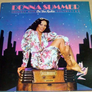 Ο Γιώργος Μιχαλόπουλος κάθε φορά που ακούει το “Hot Stuff” θυμάται έναν πατημένο αχινό. Ή το αντίθετο.