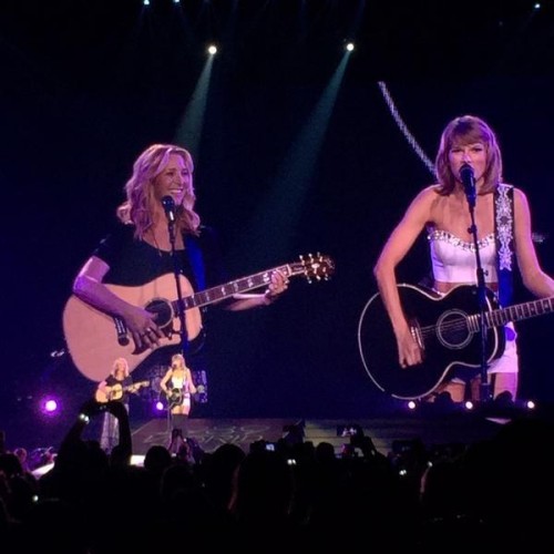 Η Taylor Swift τραγούδησε το “Smelly Cat” με την Phoebe από τα Φιλαράκια