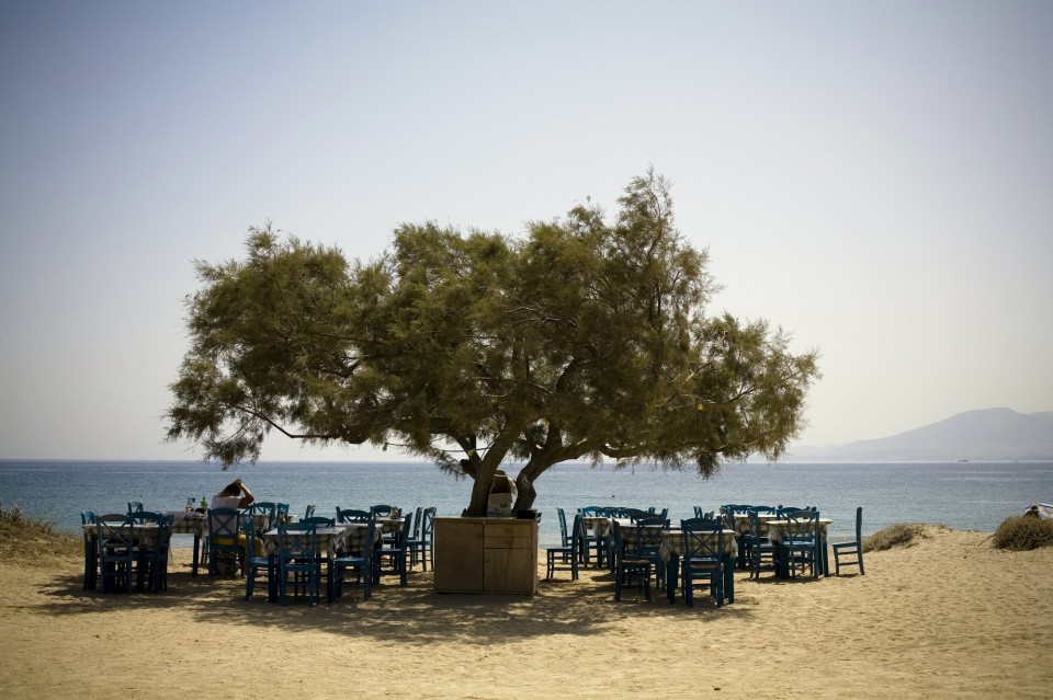 Ταβέρνα στην παραλία της Πλάκας. 