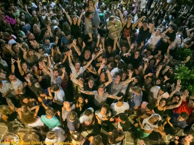 Το πιο ωραίο street party γίνεται κάθε Αύγουστο στη Σίφνο!