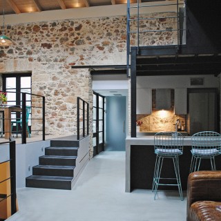 Ένα κτίριο στην καρδιά των Εξαρχείων ζει τη δεύτερη νιότη του χάρη στην ανακαίνιση από τη schema